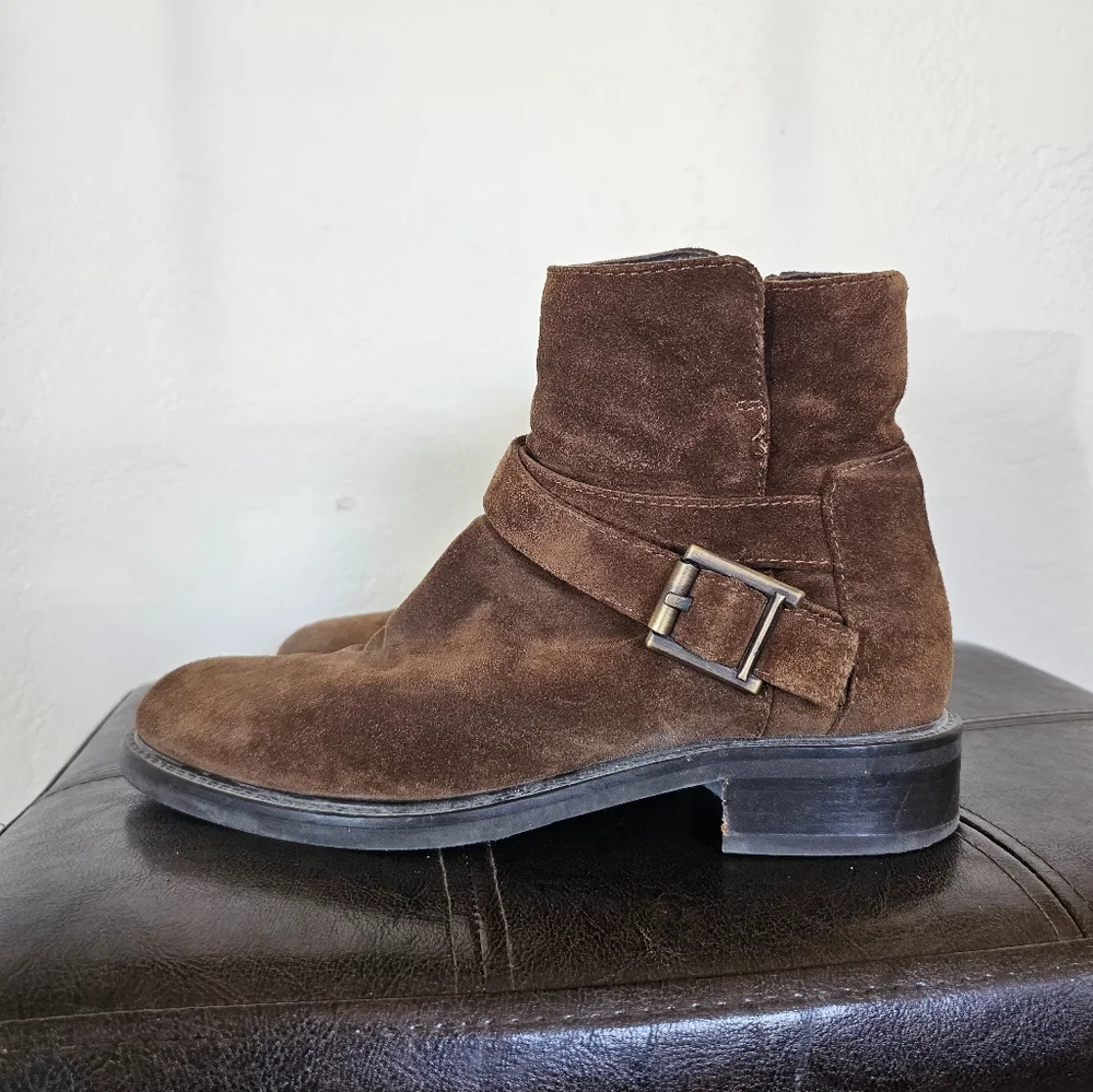 Aquatalia‎ Brown Suede Ankle Buckle Accent Old Money Quiet Luxury Boots Sz 7